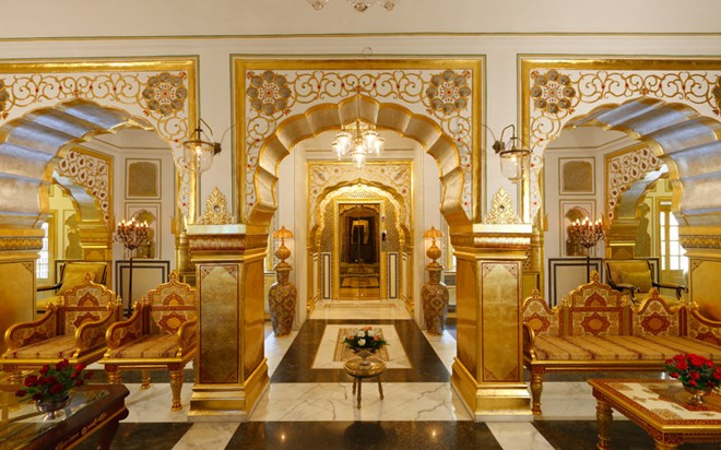 Khu phòng 4 tầng Shahi Mahal có lối đi riêng qua vườn Charbagh được trang trí bằng các lá vàng và ngà voi. Ngoài ra, nơi này còn có một phòng chiếu phim, thư viện, vườn trên mái và bể xoáy.