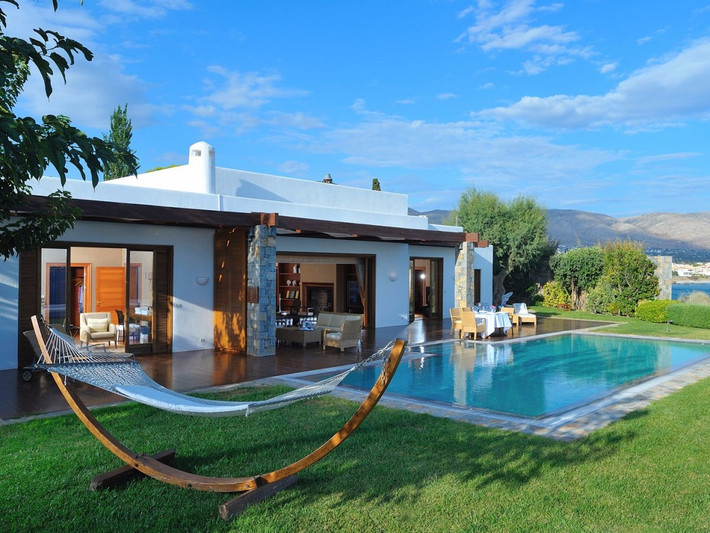 The Royal Villa (Biệt thự hoàng gia), Grand Resort Lagonissi, ở Athens, Hy Lạp, giá 47.000 USD/đêm: Khu biệt thự hoàng gia thuộc khu nghỉ dưỡng Grand Lagonissi là sự kết hợp hoàn hảo giữa nét quyến rũ của vùng Địa Trung Hải cùng vẻ cổ kính của Hy Lạp.