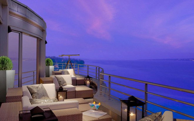 Không chỉ có tầm nhìn đẹp mắt ra phía hồ Geneva và dãy Alps, Royal Penthouse Suite còn được trang hoàng bởi nội thất xa xỉ hàng đầu thế giới. Đây là căn phòng ưa thích của nhiều nhân vật nổi tiếng, chính trị gia tầm cỡ thế giới khi đến Thụy Sỹ như: Bill Clinton, Michael Jackson, tỷ phú Richard Branson...