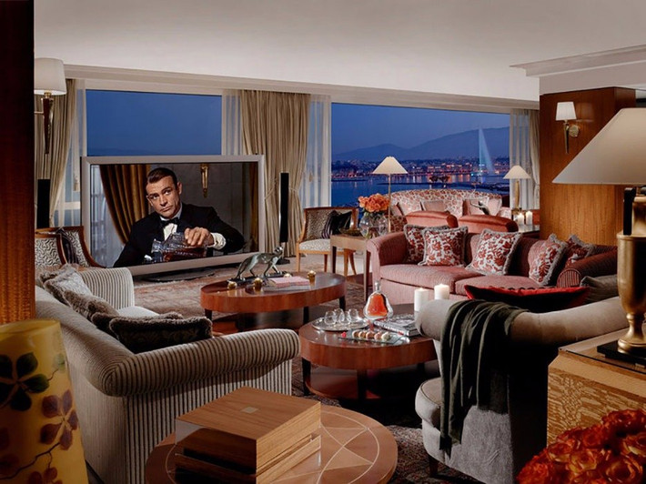 Phòng penthouse tiêu chuẩn hoàng gia Royal Penthouse Suite, khách sạn President Wilson, Geneva, Thụy Sĩ (65.000 USD/đêm - khoảng 1,5 tỷ đồng): Đây là phòng khách sạn đắt nhất thế giới với tổng diện tích lên tới 1.700 m2, gồm 12 phòng tắm ốp cẩm thạch và phòng ngủ lắp kính chống đạn.