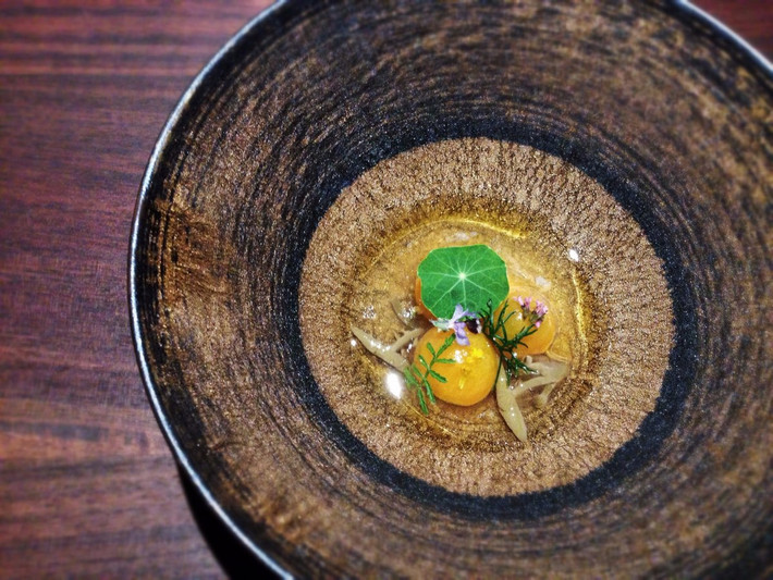 9. Saison, San Francisco, California, Mỹ (796 USD/2 người, 15-20 món): Saison có thực đơn thú vị và sáng tạo, với các món ăn thay đổi hàng ngày, dựa trên nguyên liệu địa phương và những gì có sẵn trong vườn của nhà hàng. Một số món ăn do bếp trưởng Joshua Skenes chế biến gồm gan ngỗng, sò với kem tươi, bò ngâm 80 ngày với dấm.