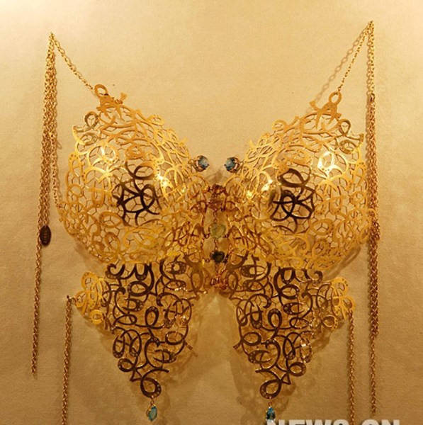Sau những buổi trình diễn, các bộ bikini bằng vàng thường được trưng bày cho du khách tham quan tại các cửa hàng sản xuất ra chúng.