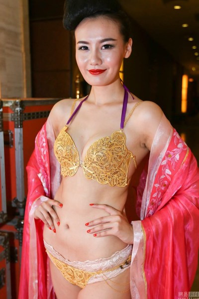 Hai bộ đồ này cần 4 thợ thủ công, năm nhà thiết kế làm trong 6 tháng mới hoàn thành. Giá trị của bộ đồ là 4 triệu NDT.