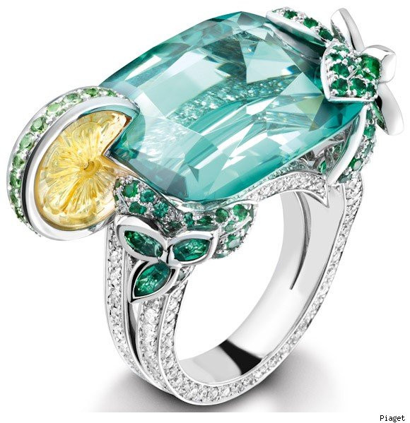 Hãng Piaget tung ra bộ sưu tập mang tên Limelight bao gồm những chiếc nhẫn được thiết kế như thật dựa trên hình thức của những ly cocktail. Trong hình là chiếc nhẫn có tên Limelight Cocktail Mojito.