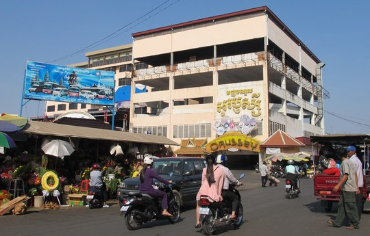 Chợ Urussey (chợ Cây tre) nằm giữa lòng thủ đô Phnôm Pênh, nổi tiếng là chợ bán thần dược. Khu đông dược ở chợ với hàng chục cửa hàng dược liệu bán đủ thứ đồ khô, côn trùng, thảo dược...