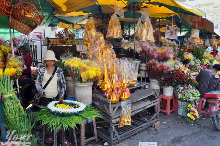 Những hàng hoa tươi được bày bên ngoài chợ.