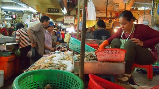 Gian hàng thực phẩm tươi sống tại khu chợ Orussey, Phnom Penh.