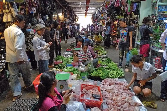 Các thực phẩm bày bán ở chợ gồm đủ loại rau củ quả, thịt tươi sống, gia cầm và nhiều loại hải sản.
