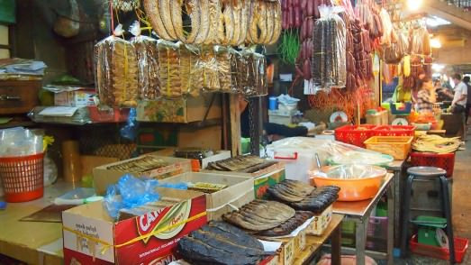 Do có vị trí gần Việt Nam nên khu chợ Urussey khá thu hút du khách từ nước ta qua mua sắm. Ảnh: Một gian hàng khô trong khu chợ.