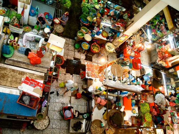 Khu chợ này được mở hàng ngày phục vụ nhu cầu tiêu dùng của người dân địa phương song vẫn thu hút nhiều du khách.