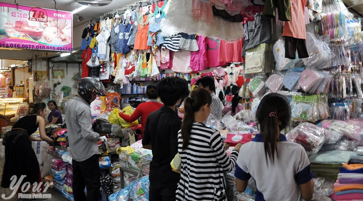 Các gian hàng quần áo, thời trang luôn thu hút đông đảo khách hàng.
