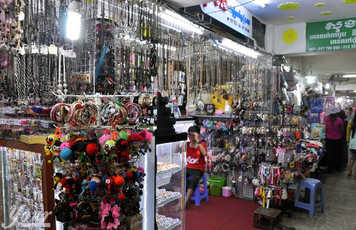 Gian đồ lưu niệm trong chợ.