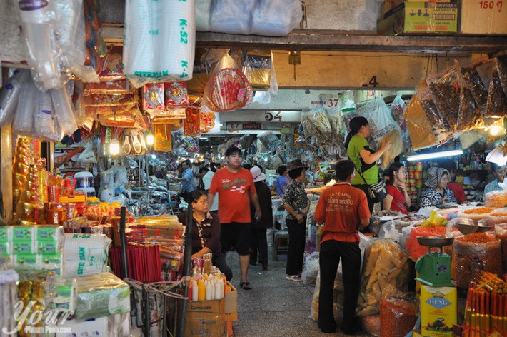 Ngoài thần dược, khu chợ này còn cung cấp đa dạng các mặt hàng thực phẩm tươi khô, mỹ phẩm, quần áo, hàng điện tử.