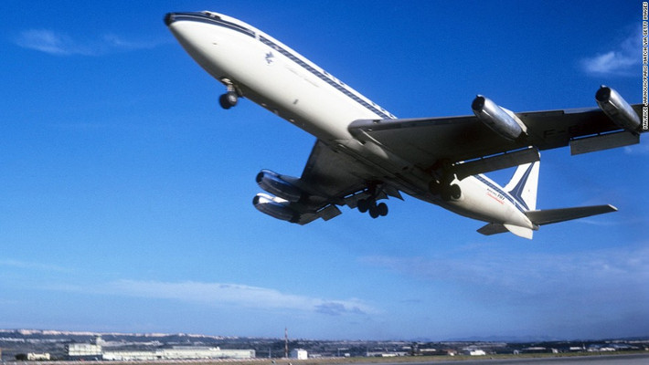 5. Boeing 707, cất cánh ngày đầu tiên vào 20/12/1957 và có sức chứa vượt trội là 181 hành khách. 707 cũng được cho là mở đầu cho dòng máy bay phản lực đầu tiên trên thế giới.