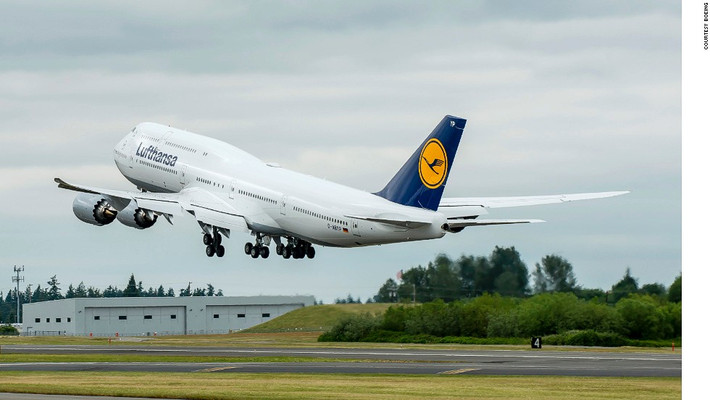 8. Boeing 747: Với kích thước gấp 2,5 lần so với dòng máy Boeing 707 đầu tiên, Boeing 747 mang tính đột phá về kích thước và sức chứa hành khách giúp giảm đáng kể tình trạng quá tải tại các sân bay thời bấy giờ.