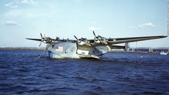 3. Boeing 314, cất cánh lần đầu ngày 7/6/1938: Hãng sản xuất máy bay Boeing đã thiết kế chiếc 314 nổi bật với khoang cabin có kích thước lớn nhất thời bấy giờ. Ngoài ra, Boeing 314 còn có tính đột phá về khoảng cách bay khi trở thành loại máy bay đầu tiên có thể bay xuyên Đại Tây Dương.