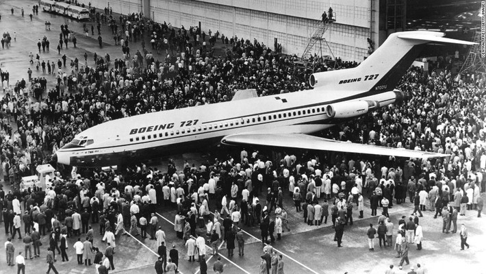 6. Boeing 727: Chiếc Boeing 727 đã lập kỷ lục về doanh số bán hàng vào những năm 1990 với những thiết kế nổi trội có 3 động cơ gắn phía sau. Tổng cộng đã có 1831 chiếc Boeing 727 được sản xuất và giao cho khách hàng.