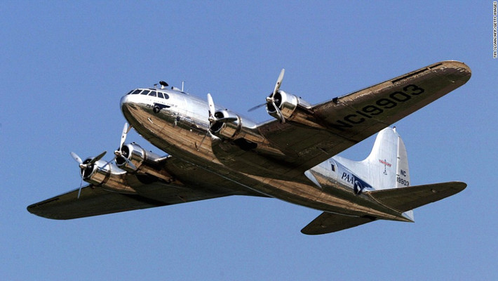 4. Boeing 307 Stratoliner: Boeing 307 đã mang đến rất nhiều cải tiến mới cả trong thiết kế lẫn động cơ. Cabin được thiết kế có thể bay được trong cả thời tiết xấu. Ngoài ra, Boeing 307 còn là dòng máy bay chở khách tiện nghi đầu tiên với phòng ngủ, 2 phòng tắm và một khu vực sảnh rộng rãi.