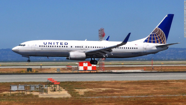 7. Boeing 737: Phiên bản máy bay 737 đã phá vỡ kỷ lục về doanh số bán của dòng phi cơ Boeing 727 trước đó. Hãng Boeing đã cho xuất xưởng tới 6.887 chiếc 737. Điểm nổi bật của loại máy bay này là có số lượng chỗ ngồi lớn hơn và mức độ tiếng ồn giảm mức tối đa.