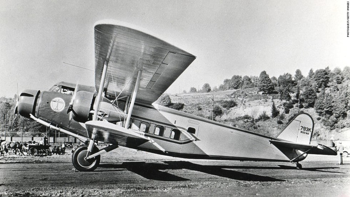 1. Boeing 80: Chiếc máy bay chở khách này ra đời vào năm 1928 và đã trở thành loại máy bay đầu tiên của Mỹ có thiết kế để chuyên chở hành khách. Boeing 80 có sức chứa: 3 phi công, 18 hành khách và 408kg hàng hóa. Chi phí cho mỗi chiếc Boeing 80 ngày đó chỉ là 140.000 USD.