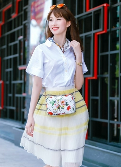 Chiếc túi họa tiết hoa hồng của Hoa hậu Thu Thảo nằm trong bộ sưu tập Xuân Hè 2015 của Dolce & Gabbana, giá khoảng 20 triệu đồng.