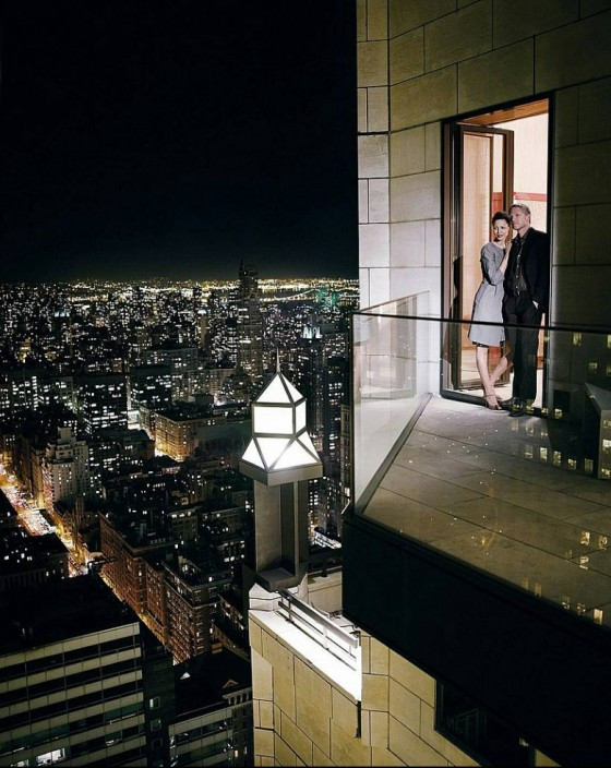 Từ phòng Ty Warner có thể nhìn thấy toàn cảnh Manhattan, gồm cả Tòa thị chính bang và tượng Nữ thần Tự do.
