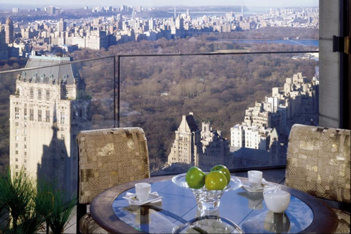 Khách sạn nổi tiếng với hệ thống phòng Ty Warner Penthouse, nơi có những bức tường được lát đá sơn mài bằng tay và khảm trai kiểu Pháp, có quản gia riêng, sử dụng không giới hạn xe Rolls Royce Phantom và một chiếc ti vi hầu như có đủ kênh từ tất cả các nước.