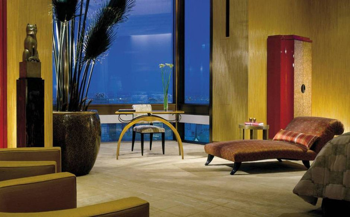 Trong phòng có thư viện, phòng thư giãn, phòng spa với thác nước riêng làm từ đá granite nhập khẩu từ Nam Phi. Khách nghỉ có thể chọn ăn tối ngay trong phòng hoặc ngoài ban công lớn nhìn ra công viên trung tâm.