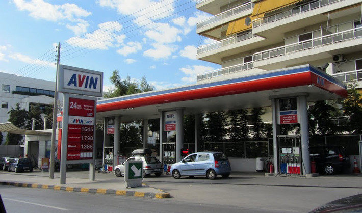 9. Hy Lạp, giá xăng: 1,75 USD/lít (39.700 đồng): Trong nỗ lực vượt qua cuộc khủng hoảng nợ công, Chính phủ Hy Lạp đã tăng thuế xăng dầu từ năm 2009 lên mức vào hàng cao nhất ở châu Âu. Giá xăng cao trở thành mối lo ngại cho người dân ở Hy Lạp.