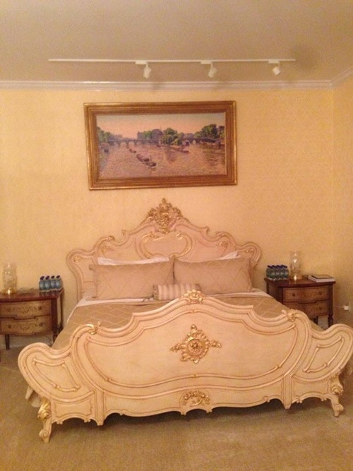 Phòng ngủ của vợ chồng tỷ phú Chính Chu khá đơn giản nhưng vẫn toát lên vẻ sang trọng, quý phái.