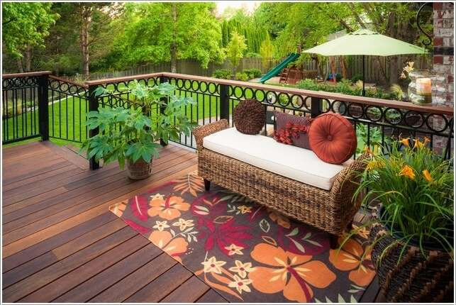 Chiếc ghế được đặt trên ban công hướng ra vườn mang đến cảm giác thư thái.
