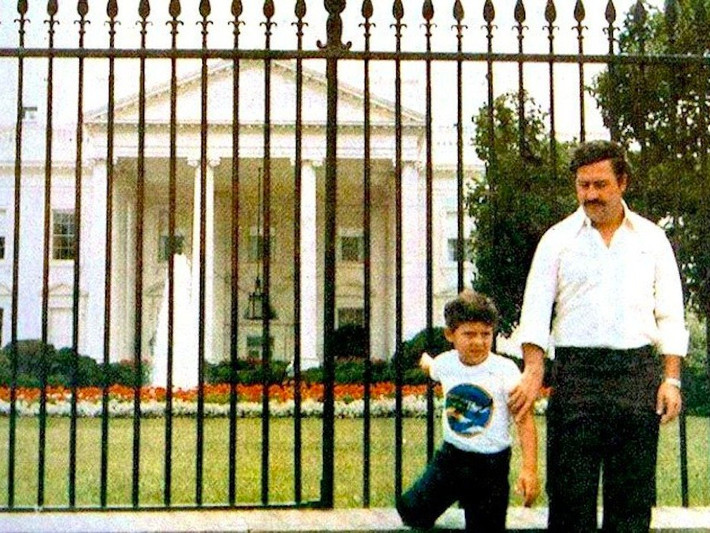 4. Trùm ma túy khét tiếng Colombia nhập lậu 15 tấn cocaine vào Mỹ mỗi ngày. Ảnh: Escobar với con trai của mình, Juan Pablo, ở phía trước của Nhà Trắng vào năm 1981.