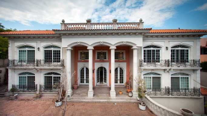 Trong lịch sử Mexico, y là tay buôn lậu ma túy quyền lực nhất với các hoạt động bất hợp pháp thu về hàng chục triệu USD mỗi tuần. Tổng tài sản của hắn là 25 tỷ USD. Trong một cuộc đột kích năm 2007, các nhà chức trách đã tìm thấy hơn 200 triệu USD tiền mặt giấu trong tường, tủ và vali trong biệt thự của Carrillo Fuentes (ảnh).
