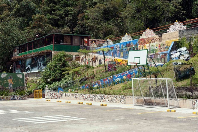Nhà tù La Catedral sang trọng của Escobar tại phía đông nam thành phố Medellin, bang Antioqua, Colombia. Công trình được xây dựng theo ý Pablo Escobar dựa trên thỏa thuận của y với chính phủ. Mang tên trại giam nhưng La Catedral giống khu nghỉ dưỡng cao cấp vì có sân bóng, quán bar, thác nước. Vì thế, người ta còn gọi nó là khách sạn Escobar hay câu lạc bộ Medellin.