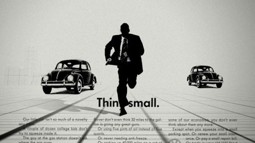 Volkswagen: Quảng cáo dòng xe VW Beetle của hãng Volkswagen có màu đen trắng cùng hai từ khẩu hiệu “Think Small” bên dưới (Nghĩ nhỏ, hiệu quả hơn). Nhờ chiến dịch ấn tượng này, doanh số của Volkswagen tăng vọt, đây trở thành một trong những quảng cáo nổi tiếng và thành công nhất trong lịch sử.