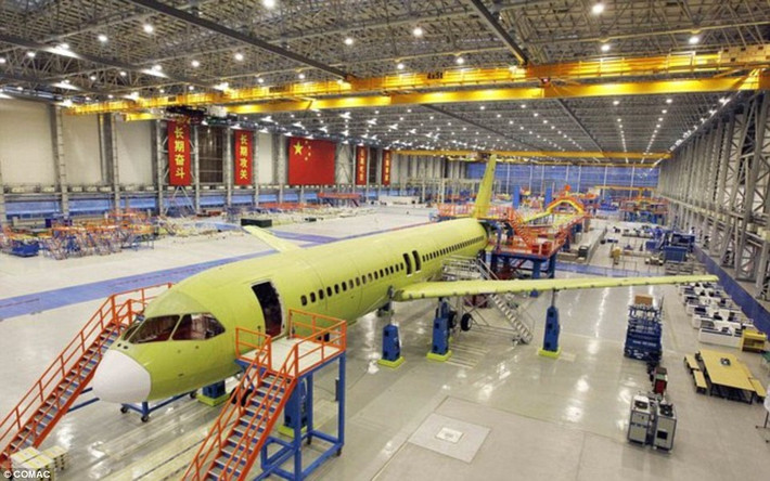 Máy bay C919 thuộc dòng máy bay thân hẹp với đường kính thân chỉ nhỏ hơn 5m và một lối đi trong khoang hành khách. Trung Quốc đặt rất nhiều kỳ vọng vào C919 bởi phân khúc máy bay thân hẹp hiện chiếm khoảng hơn 50% trên thị trường.