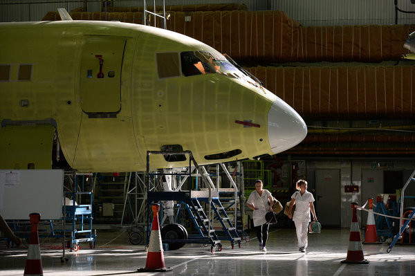 Theo dự báo của Airbus, thị trường hàng không nội địa Trung Quốc sẽ trở thành thị trường lớn nhất thế giới chỉ trong thập kỷ tới. Thuộc dòng máy bay thân hẹp với đường kính thân chỉ nhỏ hơn 5m và một lối đi trong khoang hành khách, C919 – sản phẩm được Trung Quốc giới thiệu là chiếc máy bay “Made in China” chất lượng cao đầu tiên có sức chuyên chở từ 156 đến 168 người. Trung Quốc đặt rất nhiều kỳ vọng vào chiếc máy bay C919 bởi phân khúc máy bay thân hẹp hiện đang chiếm khoảng hơn 50%. Các bộ phận của chiếc máy bay phản lực “Made in China” chất lượng cao đầu tiên đã được ráp vào hoàn thiện, từ phần mũi, thân cho đến cánh. C919 được Trung Quốc phát triển nhằm cạnh tranh với Boeing 737 và Airbus A320. Buồng lái của C919 sẽ được tích hợp các công nghệ mới nhất nhằm đạt được nỗ lực của Trung Quốc trong việc giành một chỗ trong thị trường hàng không “béo bở” của thế giới. Dòng máy bay phản lực hai động cơ thân hẹp (đường kính thân nhỏ hơn 5m và chỉ bố trí một lối đi trong khoang hành khách) với sức chuyên chở 156-168 hành khách này được Trung Quốc phát triển nhằm cạnh tranh với Boeing 737 và Airbus A320. Các phần khác nhau sẽ được tích hợp đầy đủ và kiểm tra chặt chẽ trước khi chuyến bay thử nghiệm được diễn ra, được dự kiến sẽ vào cuối năm nay. Các bộ phận khác nhau của máy bay - bao gồm cả mũi, mặt trước và phần thân giữa máy bay, cánh và phần đuôi đều được thiết kế bởi các công ty và nhà sản xuất tại Thành Đô, Thẩm Dương và Cáp Nhĩ Tân. COMAC cho biết đã nhận được hơn 450 đơn đặt hàng từ 18 đơn vị khác nhau, trong đó hầu hết là các hãng hàng không Trung Quốc và các tổ chức hàng không được Trung Quốc hỗ trợ vốn. Các nhà sản xuất đang nhắm mục tiêu năm 2017 sẽ là năm dấu mốc với C919, và các chuyến hàng giao C919 đầu tiên cũng được dự kiến vào năm đó. Đặt mục tiêu phát triển dòng máy bay thương mại, Trung Quốc muốn minh chứng rằng mình hoàn toàn có thể sánh vai với các ngành công nghiệp phát triển hàng đầu của Hoa Kỳ và Châu Âu. Theo dự báo của Airbus, thị trường hàng không nội địa Trung Quốc sẽ trở thành thị trường lớn nhất thế giới chỉ trong thập kỷ tới. Theo dự báo, ngành công nghiệp hàng không của Trung Quốc sẽ tăng 8% mỗi năm trong khoảng thời gian từ 2013 đến 2032 – cao hơn hẳn so với mức dự kiến tăng trưởng hàng năm của toàn cầu là 4,8%. Quốc gia này đang mong chờ đến ngày chính thức cho chuyến bay thử nghiệm đầu tiên của chiếc máy bay “Made in China” chất lượng cao. Các kỹ thuật viên Trung Quốc đang dùng đinh tán để ráp lại phần thân của C919 – chiếc máy bay phản lực chở khách đầu tay của Trung Quốc. Trong ảnh là một người đàn ông đang ngồi thử tại hạng thương gia của mẫu COMAC C919. Đặt mục tiêu phát triển dòng máy bay thương mại, Trung Quốc muốn minh chứng rằng mình hoàn toàn có thể sánh vai với các ngành công nghiệp phát triển hàng đầu của Hoa Kỳ và Châu Âu. C919, chiếc máy bay hiện đại được sản xuất bởi Tổng công ty máy bay thương mại của Trung Quốc (COMAC), là minh chứng cho nỗ lực đầy tham vọng của nước này nhằm thâm nhập vào thị trường máy bay toàn cầu. Ảnh: Bên trong xưởng sản xuất máy bay C919 ở Trung Quốc. Thuộc dòng máy bay thân hẹp với đường kính thân chỉ nhỏ hơn 5m và một lối đi trong khoang hành khách, C919 – sản phẩm được Trung Quốc giới thiệu là chiếc máy bay “Made in China” chất lượng cao đầu tiên có sức chuyên chở từ 156 đến 168 người. Trung Quốc đặt rất nhiều kỳ vọng vào C919 bởi phân khúc máy bay thân hẹp hiện đang chiếm khoảng hơn 50%. C919 được sản xuất bởi Tổng công ty máy bay thương mại của Trung Quốc (COMAC) là minh chứng cho nỗ lực đầy tham vọng của nước này nhằm thâm nhập vào thị trường máy bay toàn cầu. Các bộ phận của chiếc máy bay phản lực “Made in China” chất lượng cao đầu tiên đã được ráp vào hoàn thiện, từ phần mũi, thân cho đến cánh. C919 được Trung Quốc phát triển nhằm cạnh tranh với Boeing 737 và Airbus A320. Buồng lái của C919 sẽ được tích hợp các công nghệ mới nhất nhằm đạt được nỗ lực của Trung Quốc trong việc giành một chỗ trong thị trường hàng không “béo bở” của thế giới. Dòng máy bay phản lực hai động cơ thân hẹp (đường kính thân nhỏ hơn 5m và chỉ bố trí một lối đi trong khoang hành khách) với sức chuyên chở 156-168 hành khách này được Trung Quốc phát triển nhằm cạnh tranh với Boeing 737 và Airbus A320. Các phần khác nhau sẽ được tích hợp đầy đủ và kiểm tra chặt chẽ trước khi chuyến bay thử nghiệm được diễn ra, được dự kiến sẽ vào cuối năm nay. Các bộ phận khác nhau của máy bay - bao gồm cả mũi, mặt trước và phần thân giữa máy bay, cánh và phần đuôi đều được thiết kế bởi các công ty và nhà sản xuất tại Thành Đô, Thẩm Dương và Cáp Nhĩ Tân. COMAC cho biết đã nhận được hơn 450 đơn đặt hàng từ 18 đơn vị khác nhau, trong đó hầu hết là các hãng hàng không Trung Quốc và các tổ chức hàng không được Trung Quốc hỗ trợ vốn. Các nhà sản xuất đang nhắm mục tiêu năm 2017 sẽ là năm dấu mốc với C919, và các chuyến hàng giao C919 đầu tiên cũng được dự kiến vào năm đó. Đặt mục tiêu phát triển dòng máy bay thương mại, Trung Quốc muốn minh chứng rằng mình hoàn toàn có thể sánh vai với các ngành công nghiệp phát triển hàng đầu của Hoa Kỳ và Châu Âu. Theo dự báo của Airbus, thị trường hàng không nội địa Trung Quốc sẽ trở thành thị trường lớn nhất thế giới chỉ trong thập kỷ tới. Theo dự báo, ngành công nghiệp hàng không của Trung Quốc sẽ tăng 8% mỗi năm trong khoảng thời gian từ 2013 đến 2032 – cao hơn hẳn so với mức dự kiến tăng trưởng hàng năm của toàn cầu là 4,8%. Quốc gia này đang mong chờ đến ngày chính thức cho chuyến bay thử nghiệm đầu tiên của chiếc máy bay “Made in China” chất lượng cao. Các kỹ thuật viên Trung Quốc đang dùng đinh tán để ráp lại phần thân của C919 – chiếc máy bay phản lực chở khách đầu tay của Trung Quốc. Trong ảnh là một người đàn ông đang ngồi thử tại hạng thương gia của mẫu COMAC C919. Đặt mục tiêu phát triển dòng máy bay thương mại, Trung Quốc muốn minh chứng rằng mình hoàn toàn có thể sánh vai với các ngành công nghiệp phát triển hàng đầu của Hoa Kỳ và Châu Âu. Thuộc dòng máy bay thân hẹp với đường kính thân chỉ nhỏ hơn 5m và một lối đi trong khoang hành khách, C919 – sản phẩm được Trung Quốc giới thiệu là chiếc máy bay “Made in China” chất lượng cao đầu tiên có sức chuyên chở từ 156 đến 168 người. Trung Quốc đặt rất nhiều kỳ vọng vào chiếc máy bay C919 bởi phân khúc máy bay thân hẹp hiện đang chiếm khoảng hơn 50%. Các bộ phận của chiếc máy bay phản lực “Made in China” chất lượng cao đầu tiên đã được ráp vào hoàn thiện, từ phần mũi, thân cho đến cánh. C919 được Trung Quốc phát triển nhằm cạnh tranh với Boeing 737 và Airbus A320. Buồng lái của C919 sẽ được tích hợp các công nghệ mới nhất nhằm đạt được nỗ lực của Trung Quốc trong việc giành một chỗ trong thị trường hàng không “béo bở” của thế giới. Dòng máy bay phản lực hai động cơ thân hẹp (đường kính thân nhỏ hơn 5m và chỉ bố trí một lối đi trong khoang hành khách) với sức chuyên chở 156-168 hành khách này được Trung Quốc phát triển nhằm cạnh tranh với Boeing 737 và Airbus A320. Các phần khác nhau sẽ được tích hợp đầy đủ và kiểm tra chặt chẽ trước khi chuyến bay thử nghiệm được diễn ra, được dự kiến sẽ vào cuối năm nay. Các bộ phận khác nhau của máy bay - bao gồm cả mũi, mặt trước và phần thân giữa máy bay, cánh và phần đuôi đều được thiết kế bởi các công ty và nhà sản xuất tại Thành Đô, Thẩm Dương và Cáp Nhĩ Tân. COMAC cho biết đã nhận được hơn 450 đơn đặt hàng từ 18 đơn vị khác nhau, trong đó hầu hết là các hãng hàng không Trung Quốc và các tổ chức hàng không được Trung Quốc hỗ trợ vốn. Các nhà sản xuất đang nhắm mục tiêu năm 2017 sẽ là năm dấu mốc với C919, và các chuyến hàng giao C919 đầu tiên cũng được dự kiến vào năm đó. Đặt mục tiêu phát triển dòng máy bay thương mại, Trung Quốc muốn minh chứng rằng mình hoàn toàn có thể sánh vai với các ngành công nghiệp phát triển hàng đầu của Hoa Kỳ và Châu Âu. Theo dự báo của Airbus, thị trường hàng không nội địa Trung Quốc sẽ trở thành thị trường lớn nhất thế giới chỉ trong thập kỷ tới. Theo dự báo, ngành công nghiệp hàng không của Trung Quốc sẽ tăng 8% mỗi năm trong khoảng thời gian từ 2013 đến 2032 – cao hơn hẳn so với mức dự kiến tăng trưởng hàng năm của toàn cầu là 4,8%. Quốc gia này đang mong chờ đến ngày chính thức cho chuyến bay thử nghiệm đầu tiên của chiếc máy bay “Made in China” chất lượng cao. Các kỹ thuật viên Trung Quốc đang dùng đinh tán để ráp lại phần thân của C919 – chiếc máy bay phản lực chở khách đầu tay của Trung Quốc. Trong ảnh là một người đàn ông đang ngồi thử tại hạng thương gia của mẫu COMAC C919. Đặt mục tiêu phát triển dòng máy bay thương mại, Trung Quốc muốn minh chứng rằng mình hoàn toàn có thể sánh vai với các ngành công nghiệp phát triển hàng đầu của Hoa Kỳ và Châu Âu. C919, chiếc máy bay hiện đại được sản xuất bởi Tổng công ty máy bay thương mại của Trung Quốc (COMAC), là minh chứng cho nỗ lực đầy tham vọng của nước này nhằm thâm nhập vào thị trường máy bay toàn cầu. Ảnh: Bên trong xưởng sản xuất máy bay C919 ở Trung Quốc. Thuộc dòng máy bay thân hẹp với đường kính thân chỉ nhỏ hơn 5m và một lối đi trong khoang hành khách, C919 – sản phẩm được Trung Quốc giới thiệu là chiếc máy bay “Made in China” chất lượng cao đầu tiên có sức chuyên chở từ 156 đến 168 người. Trung Quốc đặt rất nhiều kỳ vọng vào C919 bởi phân khúc máy bay thân hẹp hiện đang chiếm khoảng hơn 50%. C919 được sản xuất bởi Tổng công ty máy bay thương mại của Trung Quốc (COMAC) là minh chứng cho nỗ lực đầy tham vọng của nước này nhằm thâm nhập vào thị trường máy bay toàn cầu. Các bộ phận của chiếc máy bay phản lực “Made in China” chất lượng cao đầu tiên đã được ráp vào hoàn thiện, từ phần mũi, thân cho đến cánh. C919 được Trung Quốc phát triển nhằm cạnh tranh với Boeing 737 và Airbus A320. Buồng lái của C919 sẽ được tích hợp các công nghệ mới nhất nhằm đạt được nỗ lực của Trung Quốc trong việc giành một chỗ trong thị trường hàng không “béo bở” của thế giới. Dòng máy bay phản lực hai động cơ thân hẹp (đường kính thân nhỏ hơn 5m và chỉ bố trí một lối đi trong khoang hành khách) với sức chuyên chở 156-168 hành khách này được Trung Quốc phát triển nhằm cạnh tranh với Boeing 737 và Airbus A320. Các phần khác nhau sẽ được tích hợp đầy đủ và kiểm tra chặt chẽ trước khi chuyến bay thử nghiệm được diễn ra, được dự kiến sẽ vào cuối năm nay. Các bộ phận khác nhau của máy bay - bao gồm cả mũi, mặt trước và phần thân giữa máy bay, cánh và phần đuôi đều được thiết kế bởi các công ty và nhà sản xuất tại Thành Đô, Thẩm Dương và Cáp Nhĩ Tân. COMAC cho biết đã nhận được hơn 450 đơn đặt hàng từ 18 đơn vị khác nhau, trong đó hầu hết là các hãng hàng không Trung Quốc và các tổ chức hàng không được Trung Quốc hỗ trợ vốn. Các nhà sản xuất đang nhắm mục tiêu năm 2017 sẽ là năm dấu mốc với C919, và các chuyến hàng giao C919 đầu tiên cũng được dự kiến vào năm đó. Đặt mục tiêu phát triển dòng máy bay thương mại, Trung Quốc muốn minh chứng rằng mình hoàn toàn có thể sánh vai với các ngành công nghiệp phát triển hàng đầu của Hoa Kỳ và Châu Âu. Theo dự báo của Airbus, thị trường hàng không nội địa Trung Quốc sẽ trở thành thị trường lớn nhất thế giới chỉ trong thập kỷ tới. Theo dự báo, ngành công nghiệp hàng không của Trung Quốc sẽ tăng 8% mỗi năm trong khoảng thời gian từ 2013 đến 2032 – cao hơn hẳn so với mức dự kiến tăng trưởng hàng năm của toàn cầu là 4,8%. Quốc gia này đang mong chờ đến ngày chính thức cho chuyến bay thử nghiệm đầu tiên của chiếc máy bay “Made in China” chất lượng cao. Các kỹ thuật viên Trung Quốc đang dùng đinh tán để ráp lại phần thân của C919 – chiếc máy bay phản lực chở khách đầu tay của Trung Quốc. Trong ảnh là một người đàn ông đang ngồi thử tại hạng thương gia của mẫu COMAC C919. Đặt mục tiêu phát triển dòng máy bay thương mại, Trung Quốc muốn minh chứng rằng mình hoàn toàn có thể sánh vai với các ngành công nghiệp phát triển hàng đầu của Hoa Kỳ và Châu Âu. Thuộc dòng máy bay thân hẹp với đường kính thân chỉ nhỏ hơn 5m và một lối đi trong khoang hành khách, C919 – sản phẩm được Trung Quốc giới thiệu là chiếc máy bay “Made in China” chất lượng cao đầu tiên có sức chuyên chở từ 156 đến 168 người. Trung Quốc đặt rất nhiều kỳ vọng vào chiếc máy bay C919 bởi phân khúc máy bay thân hẹp hiện đang chiếm khoảng hơn 50%. Các bộ phận của chiếc máy bay phản lực “Made in China” chất lượng cao đầu tiên đã được ráp vào hoàn thiện, từ phần mũi, thân cho đến cánh. C919 được Trung Quốc phát triển nhằm cạnh tranh với Boeing 737 và Airbus A320. Buồng lái của C919 sẽ được tích hợp các công nghệ mới nhất nhằm đạt được nỗ lực của Trung Quốc trong việc giành một chỗ trong thị trường hàng không “béo bở” của thế giới. Dòng máy bay phản lực hai động cơ thân hẹp (đường kính thân nhỏ hơn 5m và chỉ bố trí một lối đi trong khoang hành khách) với sức chuyên chở 156-168 hành khách này được Trung Quốc phát triển nhằm cạnh tranh với Boeing 737 và Airbus A320. Các phần khác nhau sẽ được tích hợp đầy đủ và kiểm tra chặt chẽ trước khi chuyến bay thử nghiệm được diễn ra, được dự kiến sẽ vào cuối năm nay. Các bộ phận khác nhau của máy bay - bao gồm cả mũi, mặt trước và phần thân giữa máy bay, cánh và phần đuôi đều được thiết kế bởi các công ty và nhà sản xuất tại Thành Đô, Thẩm Dương và Cáp Nhĩ Tân. COMAC cho biết đã nhận được hơn 450 đơn đặt hàng từ 18 đơn vị khác nhau, trong đó hầu hết là các hãng hàng không Trung Quốc và các tổ chức hàng không được Trung Quốc hỗ trợ vốn. Các nhà sản xuất đang nhắm mục tiêu năm 2017 sẽ là năm dấu mốc với C919, và các chuyến hàng giao C919 đầu tiên cũng được dự kiến vào năm đó. Đặt mục tiêu phát triển dòng máy bay thương mại, Trung Quốc muốn minh chứng rằng mình hoàn toàn có thể sánh vai với các ngành công nghiệp phát triển hàng đầu của Hoa Kỳ và Châu Âu. Theo dự báo của Airbus, thị trường hàng không nội địa Trung Quốc sẽ trở thành thị trường lớn nhất thế giới chỉ trong thập kỷ tới. Theo dự báo, ngành công nghiệp hàng không của Trung Quốc sẽ tăng 8% mỗi năm trong khoảng thời gian từ 2013 đến 2032 – cao hơn hẳn so với mức dự kiến tăng trưởng hàng năm của toàn cầu là 4,8%. Quốc gia này đang mong chờ đến ngày chính thức cho chuyến bay thử nghiệm đầu tiên của chiếc máy bay “Made in China” chất lượng cao. Các kỹ thuật viên Trung Quốc đang dùng đinh tán để ráp lại phần thân của C919 – chiếc máy bay phản lực chở khách đầu tay của Trung Quốc. Trong ảnh là một người đàn ông đang ngồi thử tại hạng thương gia của mẫu COMAC C919. Đặt mục tiêu phát triển dòng máy bay thương mại, Trung Quốc muốn minh chứng rằng mình hoàn toàn có thể sánh vai với các ngành công nghiệp phát triển hàng đầu của Hoa Kỳ và Châu Âu. C919, chiếc máy bay hiện đại được sản xuất bởi Tổng công ty máy bay thương mại của Trung Quốc (COMAC), là minh chứng cho nỗ lực đầy tham vọng của nước này nhằm thâm nhập vào thị trường máy bay toàn cầu. Ảnh: Bên trong xưởng sản xuất máy bay C919 ở Trung Quốc. Thuộc dòng máy bay thân hẹp với đường kính thân chỉ nhỏ hơn 5m và một lối đi trong khoang hành khách, C919 – sản phẩm được Trung Quốc giới thiệu là chiếc máy bay “Made in China” chất lượng cao đầu tiên có sức chuyên chở từ 156 đến 168 người. Trung Quốc đặt rất nhiều kỳ vọng vào C919 bởi phân khúc máy bay thân hẹp hiện đang chiếm khoảng hơn 50%. C919 được sản xuất bởi Tổng công ty máy bay thương mại của Trung Quốc (COMAC) là minh chứng cho nỗ lực đầy tham vọng của nước này nhằm thâm nhập vào thị trường máy bay toàn cầu. Các bộ phận của chiếc máy bay phản lực “Made in China” chất lượng cao đầu tiên đã được ráp vào hoàn thiện, từ phần mũi, thân cho đến cánh. C919 được Trung Quốc phát triển nhằm cạnh tranh với Boeing 737 và Airbus A320. Buồng lái của C919 sẽ được tích hợp các công nghệ mới nhất nhằm đạt được nỗ lực của Trung Quốc trong việc giành một chỗ trong thị trường hàng không “béo bở” của thế giới. Dòng máy bay phản lực hai động cơ thân hẹp (đường kính thân nhỏ hơn 5m và chỉ bố trí một lối đi trong khoang hành khách) với sức chuyên chở 156-168 hành khách này được Trung Quốc phát triển nhằm cạnh tranh với Boeing 737 và Airbus A320. Các phần khác nhau sẽ được tích hợp đầy đủ và kiểm tra chặt chẽ trước khi chuyến bay thử nghiệm được diễn ra, được dự kiến sẽ vào cuối năm nay. Các bộ phận khác nhau của máy bay - bao gồm cả mũi, mặt trước và phần thân giữa máy bay, cánh và phần đuôi đều được thiết kế bởi các công ty và nhà sản xuất tại Thành Đô, Thẩm Dương và Cáp Nhĩ Tân. COMAC cho biết đã nhận được hơn 450 đơn đặt hàng từ 18 đơn vị khác nhau, trong đó hầu hết là các hãng hàng không Trung Quốc và các tổ chức hàng không được Trung Quốc hỗ trợ vốn. Các nhà sản xuất đang nhắm mục tiêu năm 2017 sẽ là năm dấu mốc với C919, và các chuyến hàng giao C919 đầu tiên cũng được dự kiến vào năm đó. Đặt mục tiêu phát triển dòng máy bay thương mại, Trung Quốc muốn minh chứng rằng mình hoàn toàn có thể sánh vai với các ngành công nghiệp phát triển hàng đầu của Hoa Kỳ và Châu Âu. Theo dự báo của Airbus, thị trường hàng không nội địa Trung Quốc sẽ trở thành thị trường lớn nhất thế giới chỉ trong thập kỷ tới. Theo dự báo, ngành công nghiệp hàng không của Trung Quốc sẽ tăng 8% mỗi năm trong khoảng thời gian từ 2013 đến 2032 – cao hơn hẳn so với mức dự kiến tăng trưởng hàng năm của toàn cầu là 4,8%. Quốc gia này đang mong chờ đến ngày chính thức cho chuyến bay thử nghiệm đầu tiên của chiếc máy bay “Made in China” chất lượng cao. Các kỹ thuật viên Trung Quốc đang dùng đinh tán để ráp lại phần thân của C919 – chiếc máy bay phản lực chở khách đầu tay của Trung Quốc. Trong ảnh là một người đàn ông đang ngồi thử tại hạng thương gia của mẫu COMAC C919. Đặt mục tiêu phát triển dòng máy bay thương mại, Trung Quốc muốn minh chứng rằng mình hoàn toàn có thể sánh vai với các ngành công nghiệp phát triển hàng đầu của Hoa Kỳ và Châu Âu. Thuộc dòng máy bay thân hẹp với đường kính thân chỉ nhỏ hơn 5m và một lối đi trong khoang hành khách, C919 – sản phẩm được Trung Quốc giới thiệu là chiếc máy bay “Made in China” chất lượng cao đầu tiên có sức chuyên chở từ 156 đến 168 người. Trung Quốc đặt rất nhiều kỳ vọng vào chiếc máy bay C919 bởi phân khúc máy bay thân hẹp hiện đang chiếm khoảng hơn 50%. Các bộ phận của chiếc máy bay phản lực “Made in China” chất lượng cao đầu tiên đã được ráp vào hoàn thiện, từ phần mũi, thân cho đến cánh. C919 được Trung Quốc phát triển nhằm cạnh tranh với Boeing 737 và Airbus A320. Buồng lái của C919 sẽ được tích hợp các công nghệ mới nhất nhằm đạt được nỗ lực của Trung Quốc trong việc giành một chỗ trong thị trường hàng không “béo bở” của thế giới. Dòng máy bay phản lực hai động cơ thân hẹp (đường kính thân nhỏ hơn 5m và chỉ bố trí một lối đi trong khoang hành khách) với sức chuyên chở 156-168 hành khách này được Trung Quốc phát triển nhằm cạnh tranh với Boeing 737 và Airbus A320. Các phần khác nhau sẽ được tích hợp đầy đủ và kiểm tra chặt chẽ trước khi chuyến bay thử nghiệm được diễn ra, được dự kiến sẽ vào cuối năm nay. Các bộ phận khác nhau của máy bay - bao gồm cả mũi, mặt trước và phần thân giữa máy bay, cánh và phần đuôi đều được thiết kế bởi các công ty và nhà sản xuất tại Thành Đô, Thẩm Dương và Cáp Nhĩ Tân. COMAC cho biết đã nhận được hơn 450 đơn đặt hàng từ 18 đơn vị khác nhau, trong đó hầu hết là các hãng hàng không Trung Quốc và các tổ chức hàng không được Trung Quốc hỗ trợ vốn. Các nhà sản xuất đang nhắm mục tiêu năm 2017 sẽ là năm dấu mốc với C919, và các chuyến hàng giao C919 đầu tiên cũng được dự kiến vào năm đó. Đặt mục tiêu phát triển dòng máy bay thương mại, Trung Quốc muốn minh chứng rằng mình hoàn toàn có thể sánh vai với các ngành công nghiệp phát triển hàng đầu của Hoa Kỳ và Châu Âu. Theo dự báo của Airbus, thị trường hàng không nội địa Trung Quốc sẽ trở thành thị trường lớn nhất thế giới chỉ trong thập kỷ tới. Theo dự báo, ngành công nghiệp hàng không của Trung Quốc sẽ tăng 8% mỗi năm trong khoảng thời gian từ 2013 đến 2032 – cao hơn hẳn so với mức dự kiến tăng trưởng hàng năm của toàn cầu là 4,8%. Quốc gia này đang mong chờ đến ngày chính thức cho chuyến bay thử nghiệm đầu tiên của chiếc máy bay “Made in China” chất lượng cao. Các kỹ thuật viên Trung Quốc đang dùng đinh tán để ráp lại phần thân của C919 – chiếc máy bay phản lực chở khách đầu tay của Trung Quốc. Trong ảnh là một người đàn ông đang ngồi thử tại hạng thương gia của mẫu COMAC C919. Đặt mục tiêu phát triển dòng máy bay thương mại, Trung Quốc muốn minh chứng rằng mình hoàn toàn có thể sánh vai với các ngành công nghiệp phát triển hàng đầu của Hoa Kỳ và Châu Âu. C919, chiếc máy bay hiện đại được sản xuất bởi Tổng công ty máy bay thương mại của Trung Quốc (COMAC), là minh chứng cho nỗ lực đầy tham vọng của nước này nhằm thâm nhập vào thị trường máy bay toàn cầu. Ảnh: Bên trong xưởng sản xuất máy bay C919 ở Trung Quốc. Thuộc dòng máy bay thân hẹp với đường kính thân chỉ nhỏ hơn 5m và một lối đi trong khoang hành khách, C919 – sản phẩm được Trung Quốc giới thiệu là chiếc máy bay “Made in China” chất lượng cao đầu tiên có sức chuyên chở từ 156 đến 168 người. Trung Quốc đặt rất nhiều kỳ vọng vào C919 bởi phân khúc máy bay thân hẹp hiện đang chiếm khoảng hơn 50%. C919 được sản xuất bởi Tổng công ty máy bay thương mại của Trung Quốc (COMAC) là minh chứng cho nỗ lực đầy tham vọng của nước này nhằm thâm nhập vào thị trường máy bay toàn cầu. Các bộ phận của chiếc máy bay phản lực “Made in China” chất lượng cao đầu tiên đã được ráp vào hoàn thiện, từ phần mũi, thân cho đến cánh. C919 được Trung Quốc phát triển nhằm cạnh tranh với Boeing 737 và Airbus A320. Buồng lái của C919 sẽ được tích hợp các công nghệ mới nhất nhằm đạt được nỗ lực của Trung Quốc trong việc giành một chỗ trong thị trường hàng không “béo bở” của thế giới. Dòng máy bay phản lực hai động cơ thân hẹp (đường kính thân nhỏ hơn 5m và chỉ bố trí một lối đi trong khoang hành khách) với sức chuyên chở 156-168 hành khách này được Trung Quốc phát triển nhằm cạnh tranh với Boeing 737 và Airbus A320. Các phần khác nhau sẽ được tích hợp đầy đủ và kiểm tra chặt chẽ trước khi chuyến bay thử nghiệm được diễn ra, được dự kiến sẽ vào cuối năm nay. Các bộ phận khác nhau của máy bay - bao gồm cả mũi, mặt trước và phần thân giữa máy bay, cánh và phần đuôi đều được thiết kế bởi các công ty và nhà sản xuất tại Thành Đô, Thẩm Dương và Cáp Nhĩ Tân. COMAC cho biết đã nhận được hơn 450 đơn đặt hàng từ 18 đơn vị khác nhau, trong đó hầu hết là các hãng hàng không Trung Quốc và các tổ chức hàng không được Trung Quốc hỗ trợ vốn. Các nhà sản xuất đang nhắm mục tiêu năm 2017 sẽ là năm dấu mốc với C919, và các chuyến hàng giao C919 đầu tiên cũng được dự kiến vào năm đó. Đặt mục tiêu phát triển dòng máy bay thương mại, Trung Quốc muốn minh chứng rằng mình hoàn toàn có thể sánh vai với các ngành công nghiệp phát triển hàng đầu của Hoa Kỳ và Châu Âu. Theo dự báo của Airbus, thị trường hàng không nội địa Trung Quốc sẽ trở thành thị trường lớn nhất thế giới chỉ trong thập kỷ tới. Theo dự báo, ngành công nghiệp hàng không của Trung Quốc sẽ tăng 8% mỗi năm trong khoảng thời gian từ 2013 đến 2032 – cao hơn hẳn so với mức dự kiến tăng trưởng hàng năm của toàn cầu là 4,8%. Quốc gia này đang mong chờ đến ngày chính thức cho chuyến bay thử nghiệm đầu tiên của chiếc máy bay “Made in China” chất lượng cao. Các kỹ thuật viên Trung Quốc đang dùng đinh tán để ráp lại phần thân của C919 – chiếc máy bay phản lực chở khách đầu tay của Trung Quốc. Trong ảnh là một người đàn ông đang ngồi thử tại hạng thương gia của mẫu COMAC C919. Đặt mục tiêu phát triển dòng máy bay thương mại, Trung Quốc muốn minh chứng rằng mình hoàn toàn có thể sánh vai với các ngành công nghiệp phát triển hàng đầu của Hoa Kỳ và Châu Âu. Thuộc dòng máy bay thân hẹp với đường kính thân chỉ nhỏ hơn 5m và một lối đi trong khoang hành khách, C919 – sản phẩm được Trung Quốc giới thiệu là chiếc máy bay “Made in China” chất lượng cao đầu tiên có sức chuyên chở từ 156 đến 168 người. Trung Quốc đặt rất nhiều kỳ vọng vào chiếc máy bay C919 bởi phân khúc máy bay thân hẹp hiện đang chiếm khoảng hơn 50%. Các bộ phận của chiếc máy bay phản lực “Made in China” chất lượng cao đầu tiên đã được ráp vào hoàn thiện, từ phần mũi, thân cho đến cánh. C919 được Trung Quốc phát triển nhằm cạnh tranh với Boeing 737 và Airbus A320. Buồng lái của C919 sẽ được tích hợp các công nghệ mới nhất nhằm đạt được nỗ lực của Trung Quốc trong việc giành một chỗ trong thị trường hàng không “béo bở” của thế giới. Dòng máy bay phản lực hai động cơ thân hẹp (đường kính thân nhỏ hơn 5m và chỉ bố trí một lối đi trong khoang hành khách) với sức chuyên chở 156-168 hành khách này được Trung Quốc phát triển nhằm cạnh tranh với Boeing 737 và Airbus A320. Các phần khác nhau sẽ được tích hợp đầy đủ và kiểm tra chặt chẽ trước khi chuyến bay thử nghiệm được diễn ra, được dự kiến sẽ vào cuối năm nay. Các bộ phận khác nhau của máy bay - bao gồm cả mũi, mặt trước và phần thân giữa máy bay, cánh và phần đuôi đều được thiết kế bởi các công ty và nhà sản xuất tại Thành Đô, Thẩm Dương và Cáp Nhĩ Tân. COMAC cho biết đã nhận được hơn 450 đơn đặt hàng từ 18 đơn vị khác nhau, trong đó hầu hết là các hãng hàng không Trung Quốc và các tổ chức hàng không được Trung Quốc hỗ trợ vốn. Các nhà sản xuất đang nhắm mục tiêu năm 2017 sẽ là năm dấu mốc với C919, và các chuyến hàng giao C919 đầu tiên cũng được dự kiến vào năm đó. Đặt mục tiêu phát triển dòng máy bay thương mại, Trung Quốc muốn minh chứng rằng mình hoàn toàn có thể sánh vai với các ngành công nghiệp phát triển hàng đầu của Hoa Kỳ và Châu Âu. Theo dự báo của Airbus, thị trường hàng không nội địa Trung Quốc sẽ trở thành thị trường lớn nhất thế giới chỉ trong thập kỷ tới. Theo dự báo, ngành công nghiệp hàng không của Trung Quốc sẽ tăng 8% mỗi năm trong khoảng thời gian từ 2013 đến 2032 – cao hơn hẳn so với mức dự kiến tăng trưởng hàng năm của toàn cầu là 4,8%. Quốc gia này đang mong chờ đến ngày chính thức cho chuyến bay thử nghiệm đầu tiên của chiếc máy bay “Made in China” chất lượng cao. Các kỹ thuật viên Trung Quốc đang dùng đinh tán để ráp lại phần thân của C919 – chiếc máy bay phản lực chở khách đầu tay của Trung Quốc. Trong ảnh là một người đàn ông đang ngồi thử tại hạng thương gia của mẫu COMAC C919. Đặt mục tiêu phát triển dòng máy bay thương mại, Trung Quốc muốn minh chứng rằng mình hoàn toàn có thể sánh vai với các ngành công nghiệp phát triển hàng đầu của Hoa Kỳ và Châu Âu. C919, chiếc máy bay hiện đại được sản xuất bởi Tổng công ty máy bay thương mại của Trung Quốc (COMAC), là minh chứng cho nỗ lực đầy tham vọng của nước này nhằm thâm nhập vào thị trường máy bay toàn cầu. Ảnh: Bên trong xưởng sản xuất máy bay C919 ở Trung Quốc. Thuộc dòng máy bay thân hẹp với đường kính thân chỉ nhỏ hơn 5m và một lối đi trong khoang hành khách, C919 – sản phẩm được Trung Quốc giới thiệu là chiếc máy bay “Made in China” chất lượng cao đầu tiên có sức chuyên chở từ 156 đến 168 người. Trung Quốc đặt rất nhiều kỳ vọng vào C919 bởi phân khúc máy bay thân hẹp hiện đang chiếm khoảng hơn 50%. C919 được sản xuất bởi Tổng công ty máy bay thương mại của Trung Quốc (COMAC) là minh chứng cho nỗ lực đầy tham vọng của nước này nhằm thâm nhập vào thị trường máy bay toàn cầu. Các bộ phận của chiếc máy bay phản lực “Made in China” chất lượng cao đầu tiên đã được ráp vào hoàn thiện, từ phần mũi, thân cho đến cánh. C919 được Trung Quốc phát triển nhằm cạnh tranh với Boeing 737 và Airbus A320. Buồng lái của C919 sẽ được tích hợp các công nghệ mới nhất nhằm đạt được nỗ lực của Trung Quốc trong việc giành một chỗ trong thị trường hàng không “béo bở” của thế giới. Dòng máy bay phản lực hai động cơ thân hẹp (đường kính thân nhỏ hơn 5m và chỉ bố trí một lối đi trong khoang hành khách) với sức chuyên chở 156-168 hành khách này được Trung Quốc phát triển nhằm cạnh tranh với Boeing 737 và Airbus A320. Các phần khác nhau sẽ được tích hợp đầy đủ và kiểm tra chặt chẽ trước khi chuyến bay thử nghiệm được diễn ra, được dự kiến sẽ vào cuối năm nay. Các bộ phận khác nhau của máy bay - bao gồm cả mũi, mặt trước và phần thân giữa máy bay, cánh và phần đuôi đều được thiết kế bởi các công ty và nhà sản xuất tại Thành Đô, Thẩm Dương và Cáp Nhĩ Tân. COMAC cho biết đã nhận được hơn 450 đơn đặt hàng từ 18 đơn vị khác nhau, trong đó hầu hết là các hãng hàng không Trung Quốc và các tổ chức hàng không được Trung Quốc hỗ trợ vốn. Các nhà sản xuất đang nhắm mục tiêu năm 2017 sẽ là năm dấu mốc với C919, và các chuyến hàng giao C919 đầu tiên cũng được dự kiến vào năm đó. Đặt mục tiêu phát triển dòng máy bay thương mại, Trung Quốc muốn minh chứng rằng mình hoàn toàn có thể sánh vai với các ngành công nghiệp phát triển hàng đầu của Hoa Kỳ và Châu Âu. Theo dự báo của Airbus, thị trường hàng không nội địa Trung Quốc sẽ trở thành thị trường lớn nhất thế giới chỉ trong thập kỷ tới. Theo dự báo, ngành công nghiệp hàng không của Trung Quốc sẽ tăng 8% mỗi năm trong khoảng thời gian từ 2013 đến 2032 – cao hơn hẳn so với mức dự kiến tăng trưởng hàng năm của toàn cầu là 4,8%. Quốc gia này đang mong chờ đến ngày chính thức cho chuyến bay thử nghiệm đầu tiên của chiếc máy bay “Made in China” chất lượng cao. Các kỹ thuật viên Trung Quốc đang dùng đinh tán để ráp lại phần thân của C919 – chiếc máy bay phản lực chở khách đầu tay của Trung Quốc. Trong ảnh là một người đàn ông đang ngồi thử tại hạng thương gia của mẫu COMAC C919. Đặt mục tiêu phát triển dòng máy bay thương mại, Trung Quốc muốn minh chứng rằng mình hoàn toàn có thể sánh vai với các ngành công nghiệp phát triển hàng đầu của Hoa Kỳ và Châu Âu. Thuộc dòng máy bay thân hẹp với đường kính thân chỉ nhỏ hơn 5m và một lối đi trong khoang hành khách, C919 – sản phẩm được Trung Quốc giới thiệu là chiếc máy bay “Made in China” chất lượng cao đầu tiên có sức chuyên chở từ 156 đến 168 người. Trung Quốc đặt rất nhiều kỳ vọng vào chiếc máy bay C919 bởi phân khúc máy bay thân hẹp hiện đang chiếm khoảng hơn 50%. Các bộ phận của chiếc máy bay phản lực “Made in China” chất lượng cao đầu tiên đã được ráp vào hoàn thiện, từ phần mũi, thân cho đến cánh. C919 được Trung Quốc phát triển nhằm cạnh tranh với Boeing 737 và Airbus A320. Buồng lái của C919 sẽ được tích hợp các công nghệ mới nhất nhằm đạt được nỗ lực của Trung Quốc trong việc giành một chỗ trong thị trường hàng không “béo bở” của thế giới. Dòng máy bay phản lực hai động cơ thân hẹp (đường kính thân nhỏ hơn 5m và chỉ bố trí một lối đi trong khoang hành khách) với sức chuyên chở 156-168 hành khách này được Trung Quốc phát triển nhằm cạnh tranh với Boeing 737 và Airbus A320. Các phần khác nhau sẽ được tích hợp đầy đủ và kiểm tra chặt chẽ trước khi chuyến bay thử nghiệm được diễn ra, được dự kiến sẽ vào cuối năm nay. Các bộ phận khác nhau của máy bay - bao gồm cả mũi, mặt trước và phần thân giữa máy bay, cánh và phần đuôi đều được thiết kế bởi các công ty và nhà sản xuất tại Thành Đô, Thẩm Dương và Cáp Nhĩ Tân. COMAC cho biết đã nhận được hơn 450 đơn đặt hàng từ 18 đơn vị khác nhau, trong đó hầu hết là các hãng hàng không Trung Quốc và các tổ chức hàng không được Trung Quốc hỗ trợ vốn. Các nhà sản xuất đang nhắm mục tiêu năm 2017 sẽ là năm dấu mốc với C919, và các chuyến hàng giao C919 đầu tiên cũng được dự kiến vào năm đó. Đặt mục tiêu phát triển dòng máy bay thương mại, Trung Quốc muốn minh chứng rằng mình hoàn toàn có thể sánh vai với các ngành công nghiệp phát triển hàng đầu của Hoa Kỳ và Châu Âu. Theo dự báo của Airbus, thị trường hàng không nội địa Trung Quốc sẽ trở thành thị trường lớn nhất thế giới chỉ trong thập kỷ tới. Theo dự báo, ngành công nghiệp hàng không của Trung Quốc sẽ tăng 8% mỗi năm trong khoảng thời gian từ 2013 đến 2032 – cao hơn hẳn so với mức dự kiến tăng trưởng hàng năm của toàn cầu là 4,8%. Quốc gia này đang mong chờ đến ngày chính thức cho chuyến bay thử nghiệm đầu tiên của chiếc máy bay “Made in China” chất lượng cao. Các kỹ thuật viên Trung Quốc đang dùng đinh tán để ráp lại phần thân của C919 – chiếc máy bay phản lực chở khách đầu tay của Trung Quốc. Trong ảnh là một người đàn ông đang ngồi thử tại hạng thương gia của mẫu COMAC C919. Đặt mục tiêu phát triển dòng máy bay thương mại, Trung Quốc muốn minh chứng rằng mình hoàn toàn có thể sánh vai với các ngành công nghiệp phát triển hàng đầu của Hoa Kỳ và Châu Âu. C919, chiếc máy bay hiện đại được sản xuất bởi Tổng công ty máy bay thương mại của Trung Quốc (COMAC), là minh chứng cho nỗ lực đầy tham vọng của nước này nhằm thâm nhập vào thị trường máy bay toàn cầu. Ảnh: Bên trong xưởng sản xuất máy bay C919 ở Trung Quốc. Thuộc dòng máy bay thân hẹp với đường kính thân chỉ nhỏ hơn 5m và một lối đi trong khoang hành khách, C919 – sản phẩm được Trung Quốc giới thiệu là chiếc máy bay “Made in China” chất lượng cao đầu tiên có sức chuyên chở từ 156 đến 168 người. Trung Quốc đặt rất nhiều kỳ vọng vào C919 bởi phân khúc máy bay thân hẹp hiện đang chiếm khoảng hơn 50%. C919 được sản xuất bởi Tổng công ty máy bay thương mại của Trung Quốc (COMAC) là minh chứng cho nỗ lực đầy tham vọng của nước này nhằm thâm nhập vào thị trường máy bay toàn cầu. Các bộ phận của chiếc máy bay phản lực “Made in China” chất lượng cao đầu tiên đã được ráp vào hoàn thiện, từ phần mũi, thân cho đến cánh. C919 được Trung Quốc phát triển nhằm cạnh tranh với Boeing 737 và Airbus A320. Buồng lái của C919 sẽ được tích hợp các công nghệ mới nhất nhằm đạt được nỗ lực của Trung Quốc trong việc giành một chỗ trong thị trường hàng không “béo bở” của thế giới. Dòng máy bay phản lực hai động cơ thân hẹp (đường kính thân nhỏ hơn 5m và chỉ bố trí một lối đi trong khoang hành khách) với sức chuyên chở 156-168 hành khách này được Trung Quốc phát triển nhằm cạnh tranh với Boeing 737 và Airbus A320. Các phần khác nhau sẽ được tích hợp đầy đủ và kiểm tra chặt chẽ trước khi chuyến bay thử nghiệm được diễn ra, được dự kiến sẽ vào cuối năm nay. Các bộ phận khác nhau của máy bay - bao gồm cả mũi, mặt trước và phần thân giữa máy bay, cánh và phần đuôi đều được thiết kế bởi các công ty và nhà sản xuất tại Thành Đô, Thẩm Dương và Cáp Nhĩ Tân. COMAC cho biết đã nhận được hơn 450 đơn đặt hàng từ 18 đơn vị khác nhau, trong đó hầu hết là các hãng hàng không Trung Quốc và các tổ chức hàng không được Trung Quốc hỗ trợ vốn. Các nhà sản xuất đang nhắm mục tiêu năm 2017 sẽ là năm dấu mốc với C919, và các chuyến hàng giao C919 đầu tiên cũng được dự kiến vào năm đó. Đặt mục tiêu phát triển dòng máy bay thương mại, Trung Quốc muốn minh chứng rằng mình hoàn toàn có thể sánh vai với các ngành công nghiệp phát triển hàng đầu của Hoa Kỳ và Châu Âu. Theo dự báo của Airbus, thị trường hàng không nội địa Trung Quốc sẽ trở thành thị trường lớn nhất thế giới chỉ trong thập kỷ tới. Theo dự báo, ngành công nghiệp hàng không của Trung Quốc sẽ tăng 8% mỗi năm trong khoảng thời gian từ 2013 đến 2032 – cao hơn hẳn so với mức dự kiến tăng trưởng hàng năm của toàn cầu là 4,8%. Quốc gia này đang mong chờ đến ngày chính thức cho chuyến bay thử nghiệm đầu tiên của chiếc máy bay “Made in China” chất lượng cao. Các kỹ thuật viên Trung Quốc đang dùng đinh tán để ráp lại phần thân của C919 – chiếc máy bay phản lực chở khách đầu tay của Trung Quốc. Trong ảnh là một người đàn ông đang ngồi thử tại hạng thương gia của mẫu COMAC C919. Đặt mục tiêu phát triển dòng máy bay thương mại, Trung Quốc muốn minh chứng rằng mình hoàn toàn có thể sánh vai với các ngành công nghiệp phát triển hàng đầu của Hoa Kỳ và Châu Âu. Thuộc dòng máy bay thân hẹp với đường kính thân chỉ nhỏ hơn 5m và một lối đi trong khoang hành khách, C919 – sản phẩm được Trung Quốc giới thiệu là chiếc máy bay “Made in China” chất lượng cao đầu tiên có sức chuyên chở từ 156 đến 168 người. Trung Quốc đặt rất nhiều kỳ vọng vào chiếc máy bay C919 bởi phân khúc máy bay thân hẹp hiện đang chiếm khoảng hơn 50%. Các bộ phận của chiếc máy bay phản lực “Made in China” chất lượng cao đầu tiên đã được ráp vào hoàn thiện, từ phần mũi, thân cho đến cánh. C919 được Trung Quốc phát triển nhằm cạnh tranh với Boeing 737 và Airbus A320. Buồng lái của C919 sẽ được tích hợp các công nghệ mới nhất nhằm đạt được nỗ lực của Trung Quốc trong việc giành một chỗ trong thị trường hàng không “béo bở” của thế giới. Dòng máy bay phản lực hai động cơ thân hẹp (đường kính thân nhỏ hơn 5m và chỉ bố trí một lối đi trong khoang hành khách) với sức chuyên chở 156-168 hành khách này được Trung Quốc phát triển nhằm cạnh tranh với Boeing 737 và Airbus A320. Các phần khác nhau sẽ được tích hợp đầy đủ và kiểm tra chặt chẽ trước khi chuyến bay thử nghiệm được diễn ra, được dự kiến sẽ vào cuối năm nay. Các bộ phận khác nhau của máy bay - bao gồm cả mũi, mặt trước và phần thân giữa máy bay, cánh và phần đuôi đều được thiết kế bởi các công ty và nhà sản xuất tại Thành Đô, Thẩm Dương và Cáp Nhĩ Tân. COMAC cho biết đã nhận được hơn 450 đơn đặt hàng từ 18 đơn vị khác nhau, trong đó hầu hết là các hãng hàng không Trung Quốc và các tổ chức hàng không được Trung Quốc hỗ trợ vốn. Các nhà sản xuất đang nhắm mục tiêu năm 2017 sẽ là năm dấu mốc với C919, và các chuyến hàng giao C919 đầu tiên cũng được dự kiến vào năm đó. Đặt mục tiêu phát triển dòng máy bay thương mại, Trung Quốc muốn minh chứng rằng mình hoàn toàn có thể sánh vai với các ngành công nghiệp phát triển hàng đầu của Hoa Kỳ và Châu Âu. Theo dự báo của Airbus, thị trường hàng không nội địa Trung Quốc sẽ trở thành thị trường lớn nhất thế giới chỉ trong thập kỷ tới. Theo dự báo, ngành công nghiệp hàng không của Trung Quốc sẽ tăng 8% mỗi năm trong khoảng thời gian từ 2013 đến 2032 – cao hơn hẳn so với mức dự kiến tăng trưởng hàng năm của toàn cầu là 4,8%. Quốc gia này đang mong chờ đến ngày chính thức cho chuyến bay thử nghiệm đầu tiên của chiếc máy bay “Made in China” chất lượng cao. Các kỹ thuật viên Trung Quốc đang dùng đinh tán để ráp lại phần thân của C919 – chiếc máy bay phản lực chở khách đầu tay của Trung Quốc. Trong ảnh là một người đàn ông đang ngồi thử tại hạng thương gia của mẫu COMAC C919. Đặt mục tiêu phát triển dòng máy bay thương mại, Trung Quốc muốn minh chứng rằng mình hoàn toàn có thể sánh vai với các ngành công nghiệp phát triển hàng đầu của Hoa Kỳ và Châu Âu. C919, chiếc máy bay hiện đại được sản xuất bởi Tổng công ty máy bay thương mại của Trung Quốc (COMAC), là minh chứng cho nỗ lực đầy tham vọng của nước này nhằm thâm nhập vào thị trường máy bay toàn cầu. Ảnh: Bên trong xưởng sản xuất máy bay C919 ở Trung Quốc. Thuộc dòng máy bay thân hẹp với đường kính thân chỉ nhỏ hơn 5m và một lối đi trong khoang hành khách, C919 – sản phẩm được Trung Quốc giới thiệu là chiếc máy bay “Made in China” chất lượng cao đầu tiên có sức chuyên chở từ 156 đến 168 người. Trung Quốc đặt rất nhiều kỳ vọng vào C919 bởi phân khúc máy bay thân hẹp hiện đang chiếm khoảng hơn 50%. C919 được sản xuất bởi Tổng công ty máy bay thương mại của Trung Quốc (COMAC) là minh chứng cho nỗ lực đầy tham vọng của nước này nhằm thâm nhập vào thị trường máy bay toàn cầu. Các bộ phận của chiếc máy bay phản lực “Made in China” chất lượng cao đầu tiên đã được ráp vào hoàn thiện, từ phần mũi, thân cho đến cánh. C919 được Trung Quốc phát triển nhằm cạnh tranh với Boeing 737 và Airbus A320. Buồng lái của C919 sẽ được tích hợp các công nghệ mới nhất nhằm đạt được nỗ lực của Trung Quốc trong việc giành một chỗ trong thị trường hàng không “béo bở” của thế giới. Dòng máy bay phản lực hai động cơ thân hẹp (đường kính thân nhỏ hơn 5m và chỉ bố trí một lối đi trong khoang hành khách) với sức chuyên chở 156-168 hành khách này được Trung Quốc phát triển nhằm cạnh tranh với Boeing 737 và Airbus A320. Các phần khác nhau sẽ được tích hợp đầy đủ và kiểm tra chặt chẽ trước khi chuyến bay thử nghiệm được diễn ra, được dự kiến sẽ vào cuối năm nay. Các bộ phận khác nhau của máy bay - bao gồm cả mũi, mặt trước và phần thân giữa máy bay, cánh và phần đuôi đều được thiết kế bởi các công ty và nhà sản xuất tại Thành Đô, Thẩm Dương và Cáp Nhĩ Tân. COMAC cho biết đã nhận được hơn 450 đơn đặt hàng từ 18 đơn vị khác nhau, trong đó hầu hết là các hãng hàng không Trung Quốc và các tổ chức hàng không được Trung Quốc hỗ trợ vốn. Các nhà sản xuất đang nhắm mục tiêu năm 2017 sẽ là năm dấu mốc với C919, và các chuyến hàng giao C919 đầu tiên cũng được dự kiến vào năm đó. Đặt mục tiêu phát triển dòng máy bay thương mại, Trung Quốc muốn minh chứng rằng mình hoàn toàn có thể sánh vai với các ngành công nghiệp phát triển hàng đầu của Hoa Kỳ và Châu Âu. Theo dự báo của Airbus, thị trường hàng không nội địa Trung Quốc sẽ trở thành thị trường lớn nhất thế giới chỉ trong thập kỷ tới. Theo dự báo, ngành công nghiệp hàng không của Trung Quốc sẽ tăng 8% mỗi năm trong khoảng thời gian từ 2013 đến 2032 – cao hơn hẳn so với mức dự kiến tăng trưởng hàng năm của toàn cầu là 4,8%. Quốc gia này đang mong chờ đến ngày chính thức cho chuyến bay thử nghiệm đầu tiên của chiếc máy bay “Made in China” chất lượng cao. Các kỹ thuật viên Trung Quốc đang dùng đinh tán để ráp lại phần thân của C919 – chiếc máy bay phản lực chở khách đầu tay của Trung Quốc. Trong ảnh là một người đàn ông đang ngồi thử tại hạng thương gia của mẫu COMAC C919. Đặt mục tiêu phát triển dòng máy bay thương mại, Trung Quốc muốn minh chứng rằng mình hoàn toàn có thể sánh vai với các ngành công nghiệp phát triển hàng đầu của Hoa Kỳ và Châu Âu. Thuộc dòng máy bay thân hẹp với đường kính thân chỉ nhỏ hơn 5m và một lối đi trong khoang hành khách, C919 – sản phẩm được Trung Quốc giới thiệu là chiếc máy bay “Made in China” chất lượng cao đầu tiên có sức chuyên chở từ 156 đến 168 người. Trung Quốc đặt rất nhiều kỳ vọng vào chiếc máy bay C919 bởi phân khúc máy bay thân hẹp hiện đang chiếm khoảng hơn 50%. Các bộ phận của chiếc máy bay phản lực “Made in China” chất lượng cao đầu tiên đã được ráp vào hoàn thiện, từ phần mũi, thân cho đến cánh. C919 được Trung Quốc phát triển nhằm cạnh tranh với Boeing 737 và Airbus A320. Buồng lái của C919 sẽ được tích hợp các công nghệ mới nhất nhằm đạt được nỗ lực của Trung Quốc trong việc giành một chỗ trong thị trường hàng không “béo bở” của thế giới. Dòng máy bay phản lực hai động cơ thân hẹp (đường kính thân nhỏ hơn 5m và chỉ bố trí một lối đi trong khoang hành khách) với sức chuyên chở 156-168 hành khách này được Trung Quốc phát triển nhằm cạnh tranh với Boeing 737 và Airbus A320. Các phần khác nhau sẽ được tích hợp đầy đủ và kiểm tra chặt chẽ trước khi chuyến bay thử nghiệm được diễn ra, được dự kiến sẽ vào cuối năm nay. Các bộ phận khác nhau của máy bay - bao gồm cả mũi, mặt trước và phần thân giữa máy bay, cánh và phần đuôi đều được thiết kế bởi các công ty và nhà sản xuất tại Thành Đô, Thẩm Dương và Cáp Nhĩ Tân. COMAC cho biết đã nhận được hơn 450 đơn đặt hàng từ 18 đơn vị khác nhau, trong đó hầu hết là các hãng hàng không Trung Quốc và các tổ chức hàng không được Trung Quốc hỗ trợ vốn. Các nhà sản xuất đang nhắm mục tiêu năm 2017 sẽ là năm dấu mốc với C919, và các chuyến hàng giao C919 đầu tiên cũng được dự kiến vào năm đó. Đặt mục tiêu phát triển dòng máy bay thương mại, Trung Quốc muốn minh chứng rằng mình hoàn toàn có thể sánh vai với các ngành công nghiệp phát triển hàng đầu của Hoa Kỳ và Châu Âu. Theo dự báo của Airbus, thị trường hàng không nội địa Trung Quốc sẽ trở thành thị trường lớn nhất thế giới chỉ trong thập kỷ tới. Theo dự báo, ngành công nghiệp hàng không của Trung Quốc sẽ tăng 8% mỗi năm trong khoảng thời gian từ 2013 đến 2032 – cao hơn hẳn so với mức dự kiến tăng trưởng hàng năm của toàn cầu là 4,8%. Quốc gia này đang mong chờ đến ngày chính thức cho chuyến bay thử nghiệm đầu tiên của chiếc máy bay “Made in China” chất lượng cao. Các kỹ thuật viên Trung Quốc đang dùng đinh tán để ráp lại phần thân của C919 – chiếc máy bay phản lực chở khách đầu tay của Trung Quốc. Trong ảnh là một người đàn ông đang ngồi thử tại hạng thương gia của mẫu COMAC C919. Đặt mục tiêu phát triển dòng máy bay thương mại, Trung Quốc muốn minh chứng rằng mình hoàn toàn có thể sánh vai với các ngành công nghiệp phát triển hàng đầu của Hoa Kỳ và Châu Âu. C919, chiếc máy bay hiện đại được sản xuất bởi Tổng công ty máy bay thương mại của Trung Quốc (COMAC), là minh chứng cho nỗ lực đầy tham vọng của nước này nhằm thâm nhập vào thị trường máy bay toàn cầu. Ảnh: Bên trong xưởng sản xuất máy bay C919 ở Trung Quốc. Thuộc dòng máy bay thân hẹp với đường kính thân chỉ nhỏ hơn 5m và một lối đi trong khoang hành khách, C919 – sản phẩm được Trung Quốc giới thiệu là chiếc máy bay “Made in China” chất lượng cao đầu tiên có sức chuyên chở từ 156 đến 168 người. Trung Quốc đặt rất nhiều kỳ vọng vào C919 bởi phân khúc máy bay thân hẹp hiện đang chiếm khoảng hơn 50%. C919 được sản xuất bởi Tổng công ty máy bay thương mại của Trung Quốc (COMAC) là minh chứng cho nỗ lực đầy tham vọng của nước này nhằm thâm nhập vào thị trường máy bay toàn cầu. Các bộ phận của chiếc máy bay phản lực “Made in China” chất lượng cao đầu tiên đã được ráp vào hoàn thiện, từ phần mũi, thân cho đến cánh. C919 được Trung Quốc phát triển nhằm cạnh tranh với Boeing 737 và Airbus A320. Buồng lái của C919 sẽ được tích hợp các công nghệ mới nhất nhằm đạt được nỗ lực của Trung Quốc trong việc giành một chỗ trong thị trường hàng không “béo bở” của thế giới. Dòng máy bay phản lực hai động cơ thân hẹp (đường kính thân nhỏ hơn 5m và chỉ bố trí một lối đi trong khoang hành khách) với sức chuyên chở 156-168 hành khách này được Trung Quốc phát triển nhằm cạnh tranh với Boeing 737 và Airbus A320. Các phần khác nhau sẽ được tích hợp đầy đủ và kiểm tra chặt chẽ trước khi chuyến bay thử nghiệm được diễn ra, được dự kiến sẽ vào cuối năm nay. Các bộ phận khác nhau của máy bay - bao gồm cả mũi, mặt trước và phần thân giữa máy bay, cánh và phần đuôi đều được thiết kế bởi các công ty và nhà sản xuất tại Thành Đô, Thẩm Dương và Cáp Nhĩ Tân. COMAC cho biết đã nhận được hơn 450 đơn đặt hàng từ 18 đơn vị khác nhau, trong đó hầu hết là các hãng hàng không Trung Quốc và các tổ chức hàng không được Trung Quốc hỗ trợ vốn. Các nhà sản xuất đang nhắm mục tiêu năm 2017 sẽ là năm dấu mốc với C919, và các chuyến hàng giao C919 đầu tiên cũng được dự kiến vào năm đó. Đặt mục tiêu phát triển dòng máy bay thương mại, Trung Quốc muốn minh chứng rằng mình hoàn toàn có thể sánh vai với các ngành công nghiệp phát triển hàng đầu của Hoa Kỳ và Châu Âu. Theo dự báo của Airbus, thị trường hàng không nội địa Trung Quốc sẽ trở thành thị trường lớn nhất thế giới chỉ trong thập kỷ tới. Theo dự báo, ngành công nghiệp hàng không của Trung Quốc sẽ tăng 8% mỗi năm trong khoảng thời gian từ 2013 đến 2032 – cao hơn hẳn so với mức dự kiến tăng trưởng hàng năm của toàn cầu là 4,8%. Quốc gia này đang mong chờ đến ngày chính thức cho chuyến bay thử nghiệm đầu tiên của chiếc máy bay “Made in China” chất lượng cao. Các kỹ thuật viên Trung Quốc đang dùng đinh tán để ráp lại phần thân của C919 – chiếc máy bay phản lực chở khách đầu tay của Trung Quốc. Trong ảnh là một người đàn ông đang ngồi thử tại hạng thương gia của mẫu COMAC C919. Đặt mục tiêu phát triển dòng máy bay thương mại, Trung Quốc muốn minh chứng rằng mình hoàn toàn có thể sánh vai với các ngành công nghiệp phát triển hàng đầu của Hoa Kỳ và Châu Âu.
