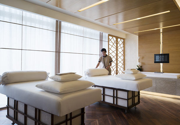 Nghỉ ở dãy phòng Deluxe Suite của khách sạn, Kenny có thể hưởng dịch vụ spa cao cấp để thư giãn.