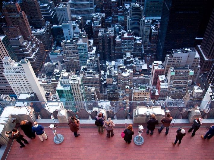 Đài quan sát Top Of The Rock tại Rockefeller Center: Top Of The Rock bao gồm 6 tầng lầu từ đó các bạn có thể nhìn New York từ trên cao. Khi leo lên những tầng cao nhất, bạn có thể ngắm nhìn New York trải rộng dưới chân hết sức đẹp mắt và đồ sộ.