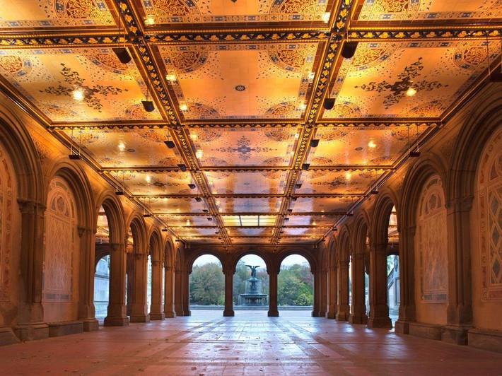 Trung tâm Bethesda Terrace ở công viên Central Park được coi như trái tim của thành phố New York. Do đó, nó được rất đông du khách chụp hình tại đây.