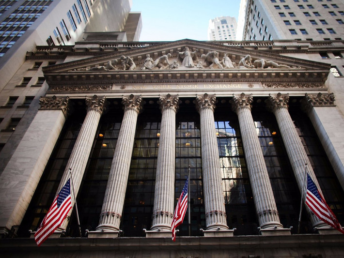 Sở Giao dịch Chứng khoán New York (New York Stock Exchange): Đây cũng là một trong những tòa nhà nổi tiếng thu hút du khách chụp ảnh khi tham quan thành phố New York.