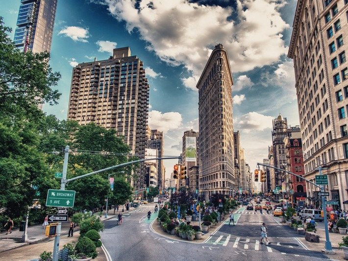 Tòa nhà Flatiron, có tên ban đầu Tòa nhà Fuller, là một tòa nhà chọc trời nằm ở 175 Fifth Avenue thuộc khu Manhattan, thành phố New York. Được hoàn thành năm 1902, đây được coi là một trong những tòa nhà chọc trời đầu tiên ở New York. Tòa nhà này khá thu hút người xem khi lên khung hình.