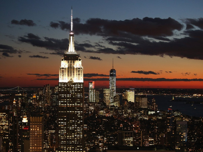 Tòa nhà Empire State là một cao ốc 102 tầng tại giao điểm của Đại lộ 5 và Phố 34 Wall Street, thành phố New York. Tòa này thường khá nổi bật giữa phố đêm nên được du khách thu hình vào máy ảnh thường xuyên.