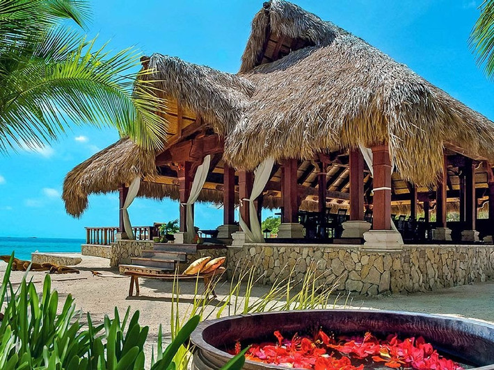 Musha Cay có một loạt các tiện nghi, bao gồm cả một nhà hát ngoài trời, một tàu cao tốc tư nhân, khu ghế dài bên bãi biển...