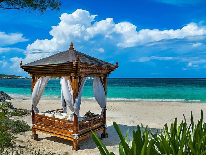 Khách có thể dùng các bữa ăn trong căn chòi trên bãi biển thơ mộng.