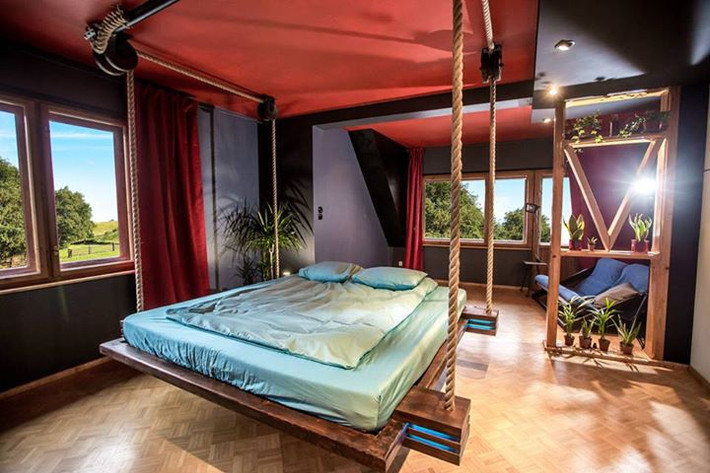 Chiếc giường được nâng lên hạ xuống bằng một hệ thống ròng rọc để tối đa hóa không gian sinh hoạt trong phòng.