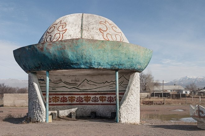 Bến xe buýt hình chiếc mũ ở Balykchy, Kyrgyzstan.
