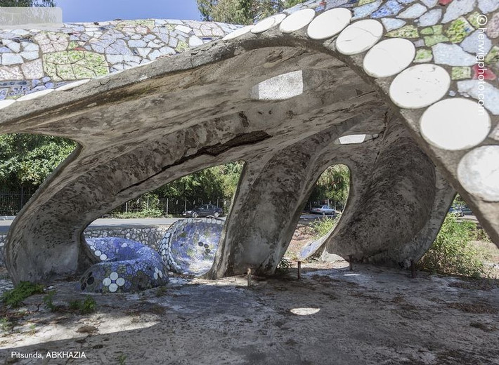 Trạm xe buýt ở Pitsunda, Abkhazia, trông giống một hang động.