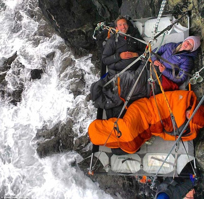 Trước đó, khách sạn Portaledge tại xứ Wales (Anh) cũng từng thiết kế những phòng ngủ cheo leo trên những vách đá. Các vị khách, khi đến khách sạn Portaledge, sẽ được ngủ trên một chiếc giường ở độ cao… 61 mét, cheo leo bên vách đá, còn bên dưới là những con sóng vỗ ầm ầm bên tai. Giá của mỗi “phòng” trên vách đá này lên tới 700 USD/đêm (khoảng 15 triệu đồng).