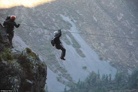Để lên tới căn phòng xa xỉ lơ lửng trên vách đá, du khách có thể leo bằng ferrata, kiểu thang làm bằng sắt, hoặc có thể dũng cảm đi theo đường mòn.